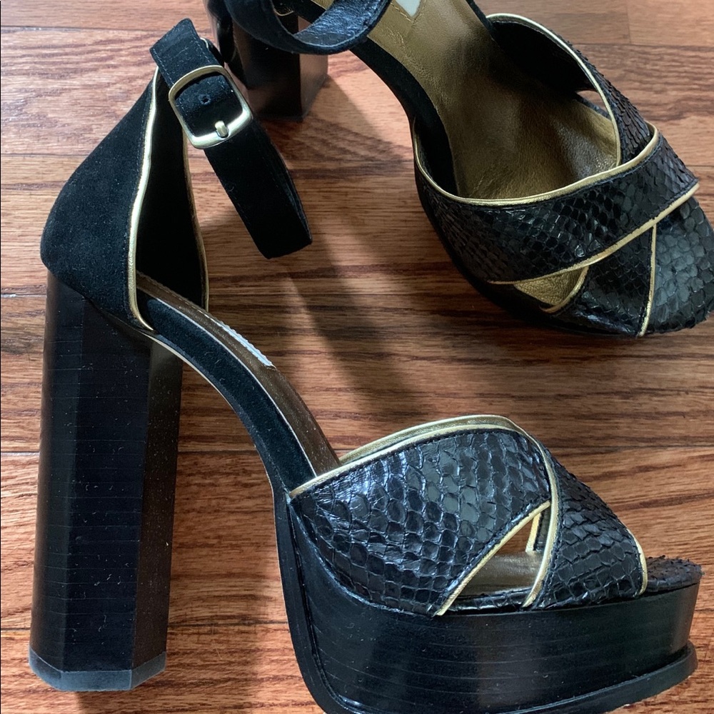 Woman’s Cynthia Vincent sandals